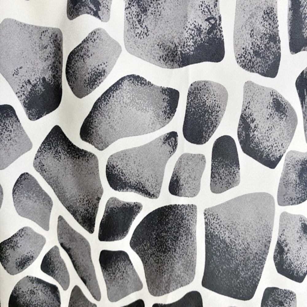 Signature by Larry Levine Black and White Giraffe Print Silky Sleeveless Blouse - Picture 3 of 11